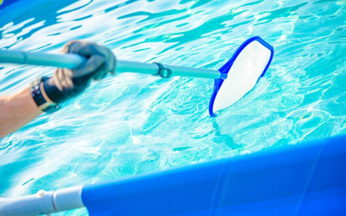 NETTOYAGE_PISINE 1 1200X750 | Les Piscines du Rhin Comment traiter l’eau d’un spa ? Souffelweyersheim