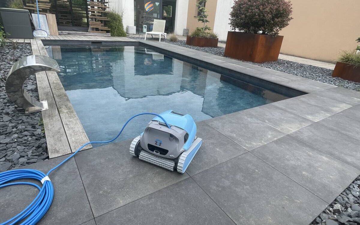 DOLPHIN Z2C 4 1200X750 | Les Piscines du Rhin Pourquoi investir dans un aspirateur pour sa piscine en béton ? Souffelweyersheim